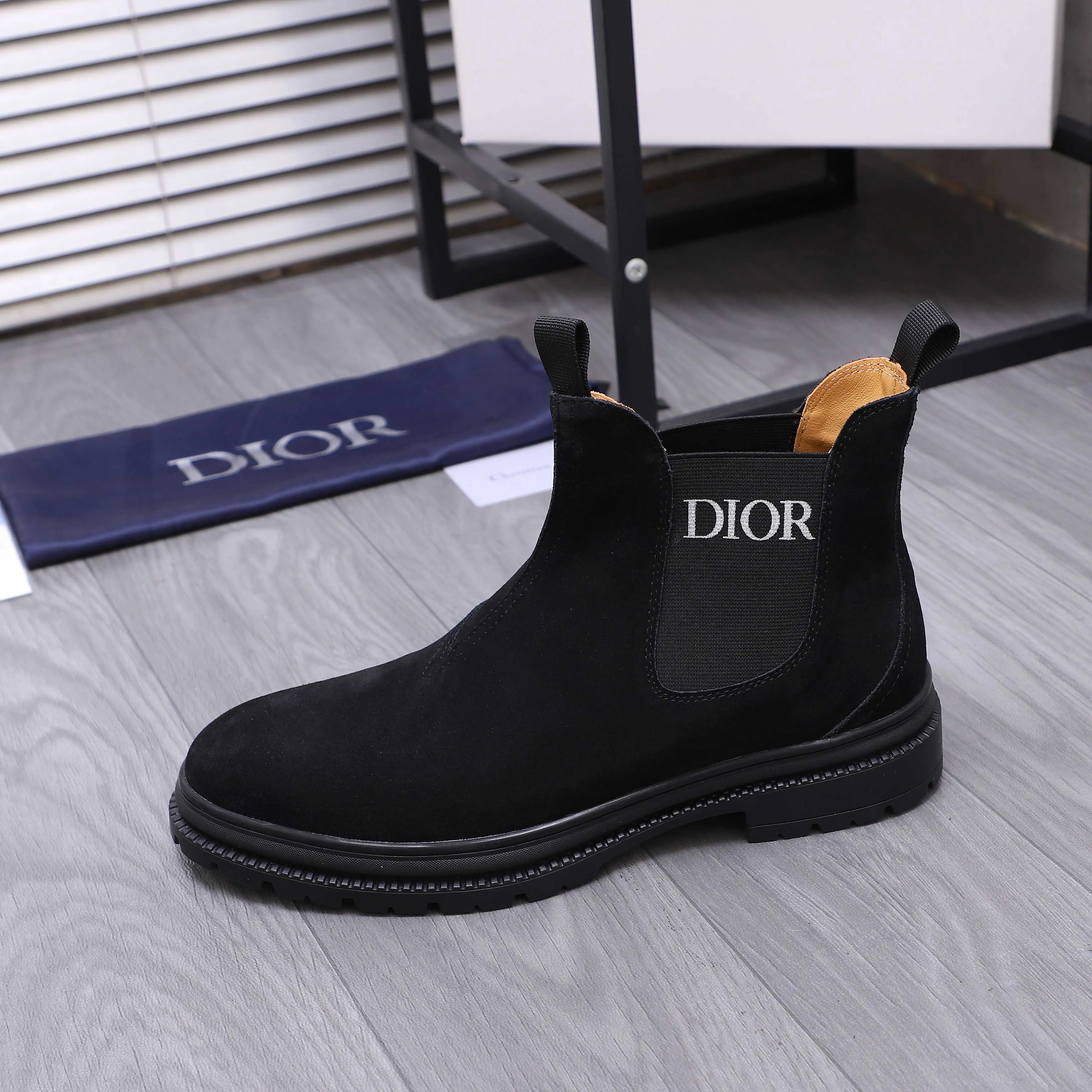 Men's shoes 💰500 Product trademark: Dior "Dior" high-top casual shoes Regular size: 38-45 (45 is custom-made and non-returnable) Product materials: Selected frosted cowhide upper, cowhide lining, rubber non-slip outsole
